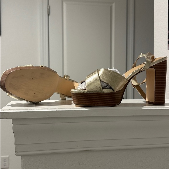 Elegant Gold Platform Sandals - Picture 3 of 5